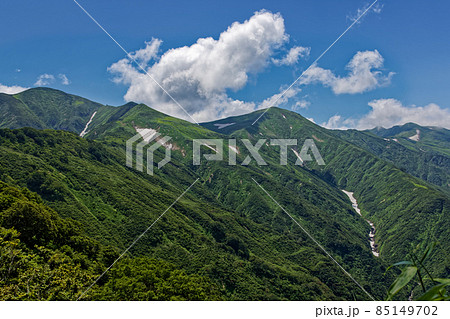 小朝日岳付近から見る朝日連峰主稜線の眺め 小朝日岳付近から見る朝日連峰主稜線の眺め 85149702
