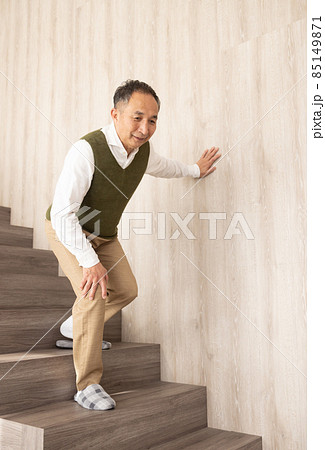 階段を降りるシニア男性 85149871