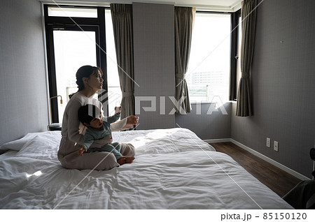 ワンオペの育児疲れで疲れてしまった若い日本人のママコピースペースあり 広角 ワンオペの育児疲れで疲れてしまった若い日本人のママコピースペースあり 広角 85150120