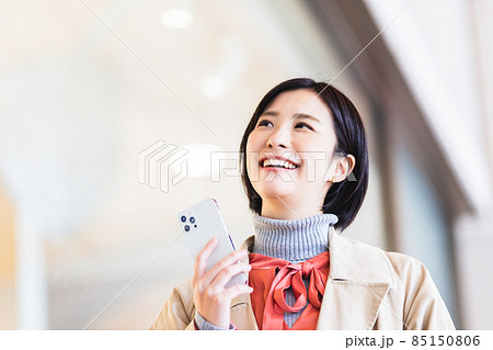 スマホを持つ若い女性 85150806