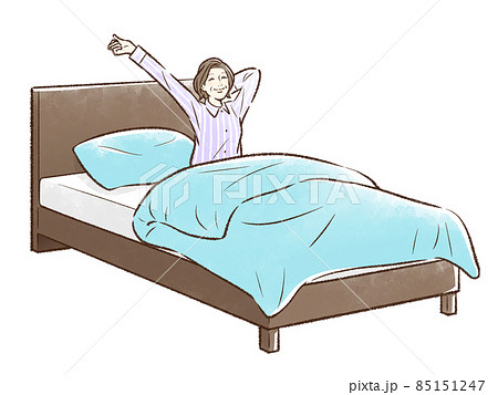 青緑のベッドで目を覚ます中年女性（朝）＿背景なし 85151247
