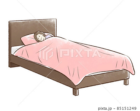 ピンク色のベッドで眠る中年女性＿背景なし 85151249