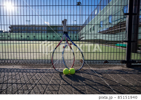 コートサイドに置いたテニスラケットとボール コートサイドに置いたテニスラケットとボール 85151940
