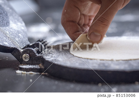 Process of cooking tacos with grilled flank beef steak with handmade guacomole 85153006
