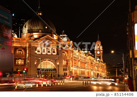 オーストラリアビクトリア州メルボルンの名所フリンダースストリート駅の夜景 オーストラリアビクトリア州メルボルンの名所フリンダースストリート駅の夜景 85154406
