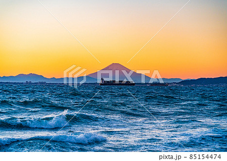 （千葉県）強風吹き荒れる、房総・金谷港から眺める富士山 85154474
