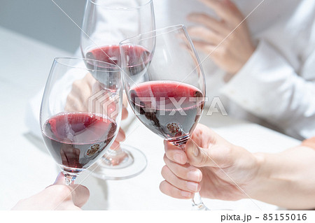赤ワインで乾杯する3人の手元のアップ 撮影協力:WEEK芝大門(サンフロンティア不動産) 赤ワインで乾杯する3人の手元のアップ 撮影協力:WEEK芝大門(サンフロンティア不動産) 85155016