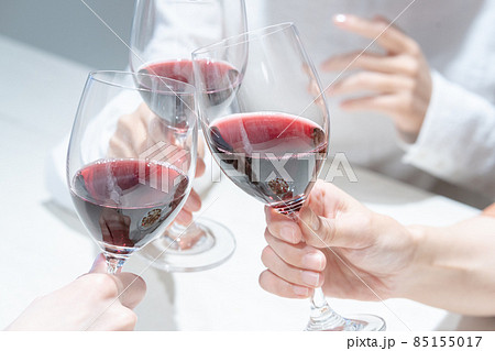 赤ワインで乾杯する3人の手元のアップ 撮影協力:WEEK芝大門(サンフロンティア不動産) 赤ワインで乾杯する3人の手元のアップ 撮影協力:WEEK芝大門(サンフロンティア不動産) 85155017