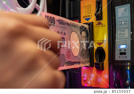 パチンコ台のサンドに千円札を入れる様子【現金投資】 85155037