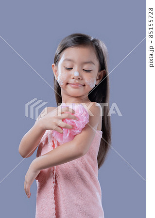 A little girl is taking a bath in happiness. 85155728