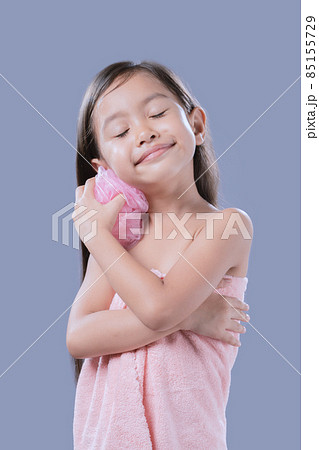 A little girl is taking a bath in happiness. 85155729
