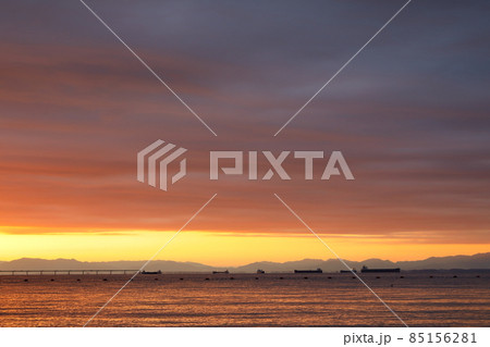 空港近くの打ち寄せる波の音が気持ちいい浜辺の夕景 空港近くの打ち寄せる波の音が気持ちいい浜辺の夕景 85156281