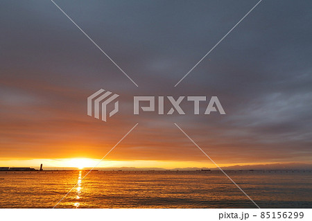 空港近くの打ち寄せる波の音が気持ちいい浜辺の夕景 空港近くの打ち寄せる波の音が気持ちいい浜辺の夕景 85156299