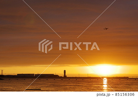 空港近くの打ち寄せる波の音が気持ちいい浜辺の夕景 空港近くの打ち寄せる波の音が気持ちいい浜辺の夕景 85156306