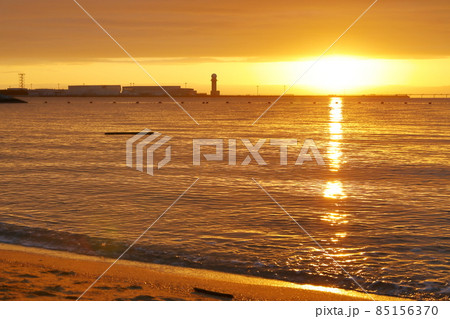 空港近くの打ち寄せる波の音が気持ちいい浜辺の夕景 空港近くの打ち寄せる波の音が気持ちいい浜辺の夕景 85156370