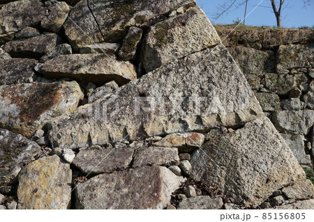 城の石垣に使った石の割った跡「矢穴(クサビの跡)」 城の石垣に使った石の割った跡「矢穴(クサビの跡)」 85156805