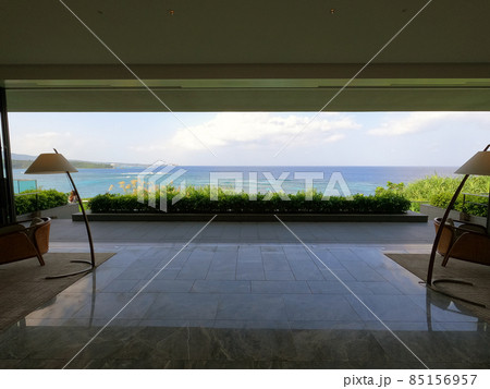 ハレクラニのロビーから見下ろす沖縄ブルー 85156957