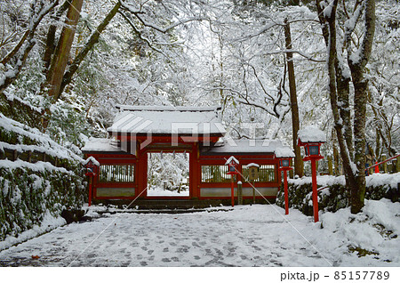 2021年12月18日の朝、京都市貴船神社の奥宮神門の雪景色が美しい 85157789