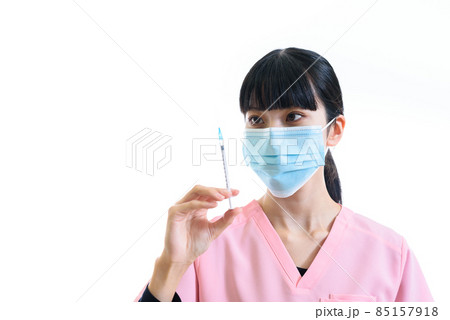 注射器を持ちワクチンを接種しようとするスクラブを着た女性医療従事者　白バック　 85157918
