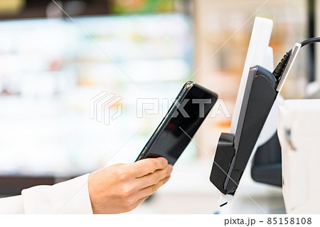 スマホ決済で支払う若い女性 85158108