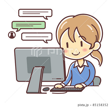 笑顔でパソコンのチャットツールの画面を見る女性（PC コミュニケーション 仕事） 85158352
