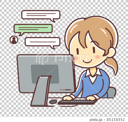 笑顔でパソコンのチャットツールの画面を見る女性（PC コミュニケーション 仕事） 85158352
