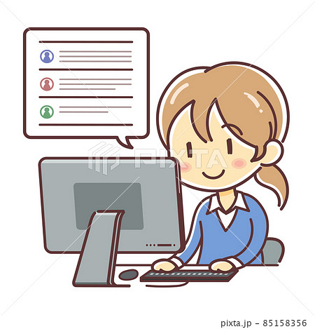 笑顔でパソコンのチャットツールの画面を見る女性2（PC コミュニケーション 仕事） 85158356