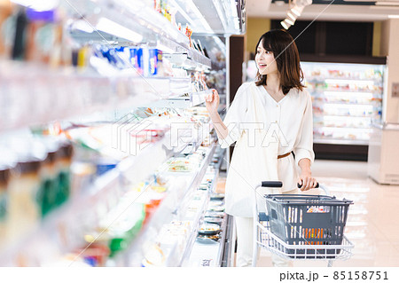 スーパーで食料品を買う若い女性 85158751