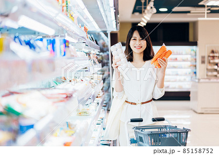 スーパーで食料品を買う若い女性 スーパーで食料品を買う若い女性 85158752