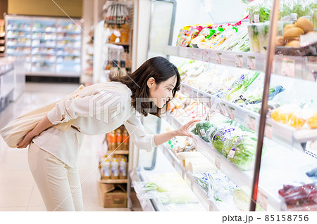 スーパーで食料品を買う若い女性 85158756
