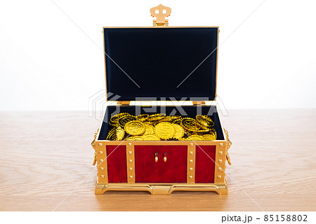 机の上にある沢山の金貨が入った宝箱　資産運用　一攫千金　副業　臨時収入　大当たり 85158802