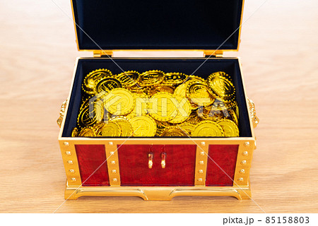 机の上にある沢山の金貨が入った宝箱　資産運用　一攫千金　副業　臨時収入　大当たり 85158803