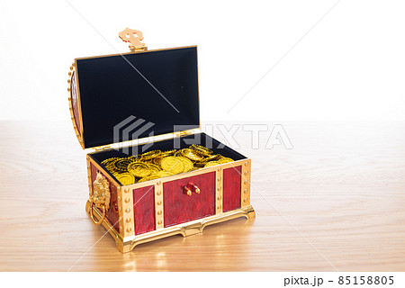 机の上にある沢山の金貨が入った宝箱　資産運用　一攫千金　副業　臨時収入　大当たり 85158805