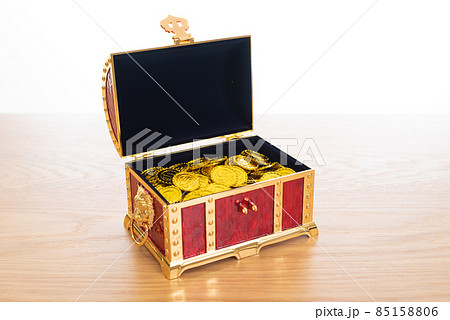 机の上にある沢山の金貨が入った宝箱　資産運用　一攫千金　副業　臨時収入　大当たり 85158806