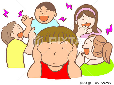 発達障害　感覚過敏　教室で耳をふさぐ男の子 85159295