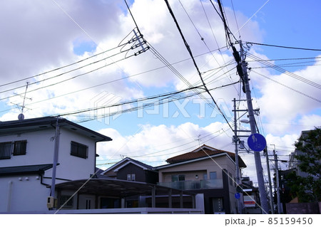 住宅地の電線 85159450