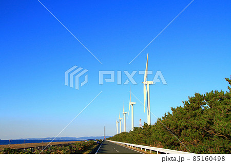 渥美半島、一直線に立ち並ぶ風車の風景 85160498