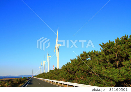 渥美半島、一直線に立ち並ぶ風車の風景 85160501