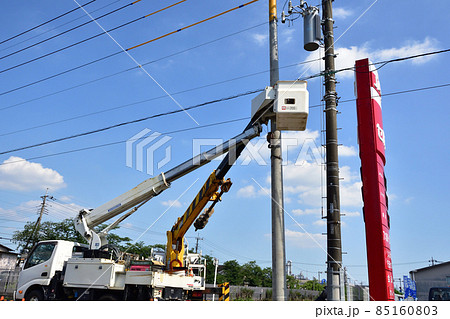穴掘建柱車と高所作業車で行う電柱の交換作業 85160803
