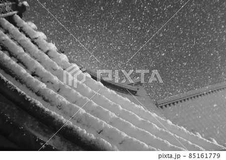城の屋根に積もる雪 城の屋根に積もる雪 85161779