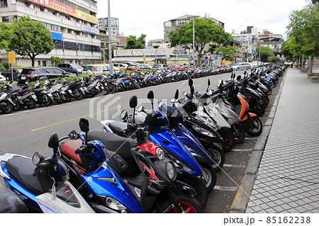 台湾の路上に駐車する原付バイク 85162238