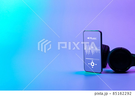 Music icon. Audio equipment with beats, sound headphones, music application on mobile smartphone screen. Radio recording sound voice on neon gradient background. Broadcast media music concept. Music icon. Audio equipment with beats, sound headphones, music application on mobile smartphone screen. Radio recording sound voice on neon gradient background. Broadcast media music concept. 85162292