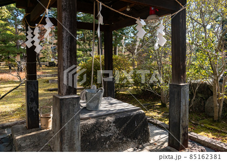 寺院境内の井戸 85162381