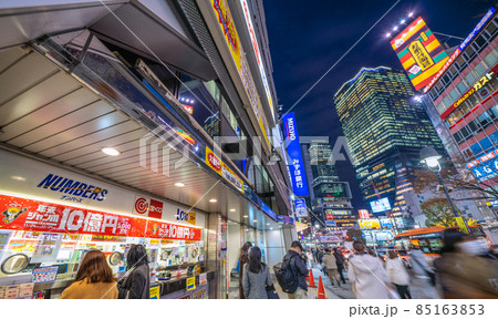 日本の東京都市景観 国内初オミクロン株の市中感染確認（大阪で）。渋谷の宝くじ売り場は…＝22日 85163853