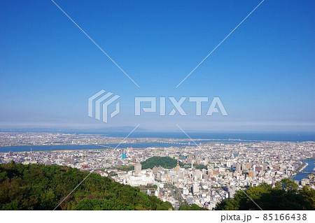 徳島県　眉山公園から徳島市街・淡路島・沼島方面を望む 85166438