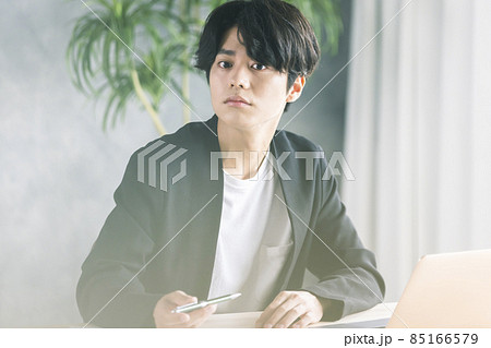 若い男性 若い男性 85166579