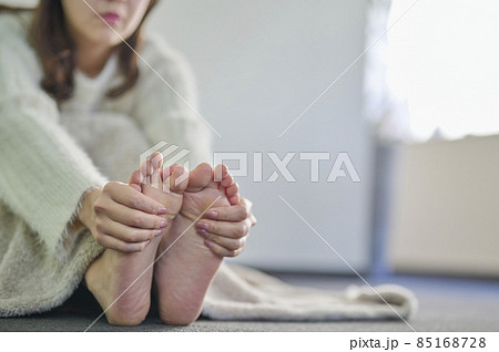 足をマッサージする冷え性の若い女性 85168728