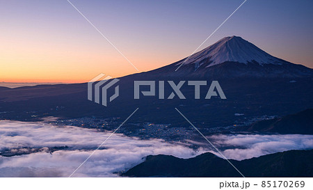 夜明けの富士山と眼下に広がる雲海・新道峠展望 夜明けの富士山と眼下に広がる雲海・新道峠展望 85170269