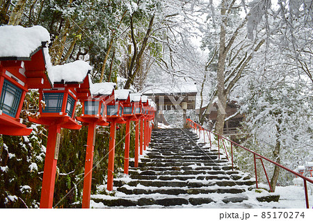 2021年12月18日朝、雪景色の貴船神社の本宮参道が幻想的で綺麗 85170274