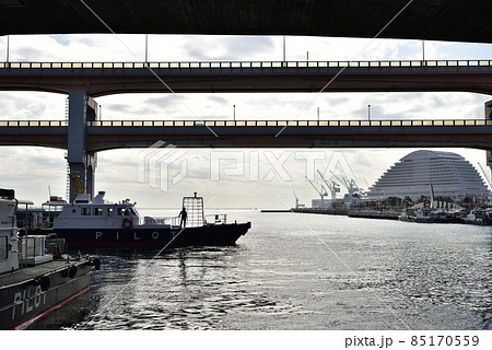 都市風景　神戸港のパイロットボート 85170559